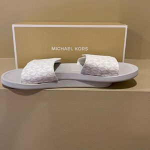 Women’s Michael Kors flip-flops. Never worn. excellent condition